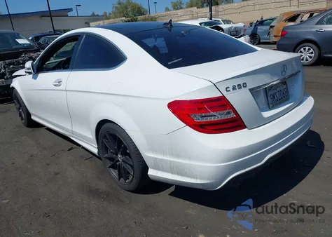 2015 Mercedes-Benz C 250 из США, поврежденный, VIN WDDGJ4HB8FG358798